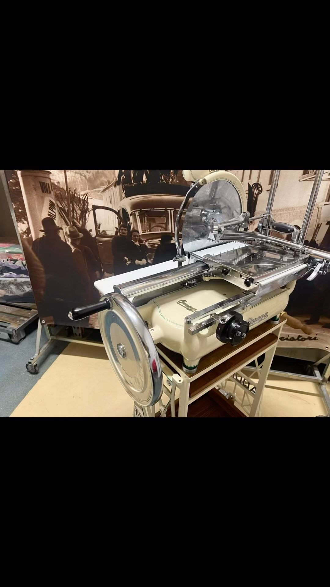 Affettatrice Omega 
Modello 330
Anno 1956
Completa con carretto
 Aquila la trovi 
da noi Officine 
e Cantelli +39 3387142936 
Info@officinecantelli.it#fortedeimarmi #berkel #vintage #gast #affettatrice #aufschnittmaschine #mercanteinfiera #automotodepocabologna2024