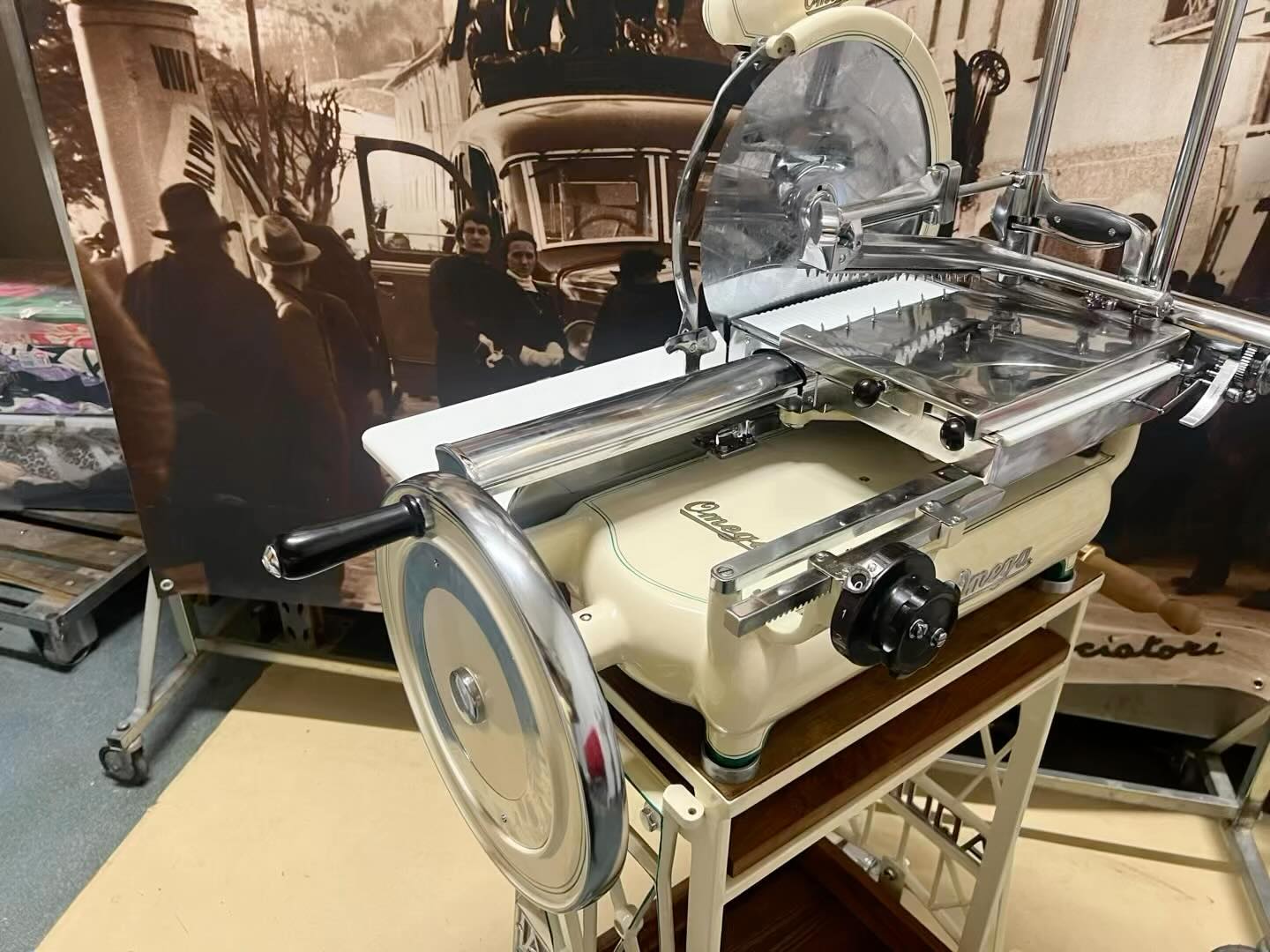 Affettatrice Omega 
Modello 330
Anno 1956
Completa con carretto
 Aquila la trovi 
da noi Officine 
e Cantelli +39 3387142936 
Info@officinecantelli.it#fortedeimarmi #berkel #vintage #affettatrice #gast #officinecantelli #aufschnittmaschine #mercanteinfiera #automotodepocabologna2024