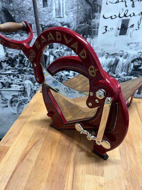 Favolosa Taglia pane Raadvad anno 1930 .
Completamente Restaurata. Delizioso Regalo di Natale 
Affrettatevi disponibile un solo pezzo. 
Officine Cantelli