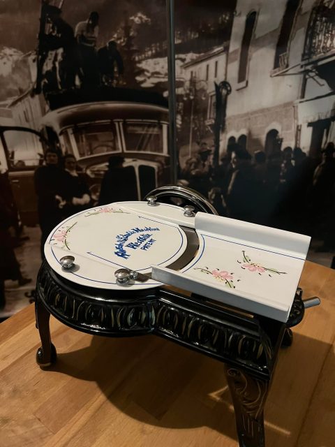 È un Bellissimo regalo per Natale 
Affettatrice Westfalia modello a 
Nera.  Anno 1900/10
Non aspettare !  Officine Cantelli